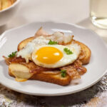 Рецепт дня: «Яєчня по-французськи в хлібі»