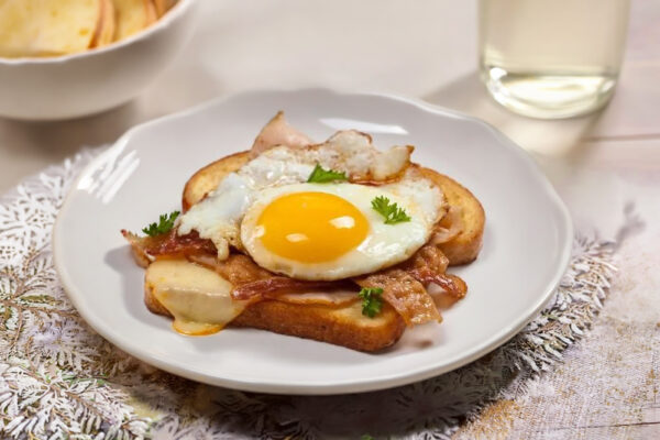 Рецепт дня: «Яєчня по-французськи в хлібі»