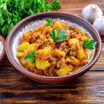 Рецепт дня: «Тушкована картопля з фаршем»