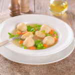 Рецепт дня: «Курячий суп з галушками та горошком»