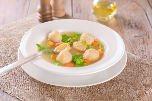 Рецепт дня: «Курячий суп з галушками та горошком»