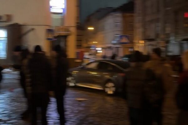 Теракт у Львові: загинула поліцейська, багато поранених – що відомо (відео)