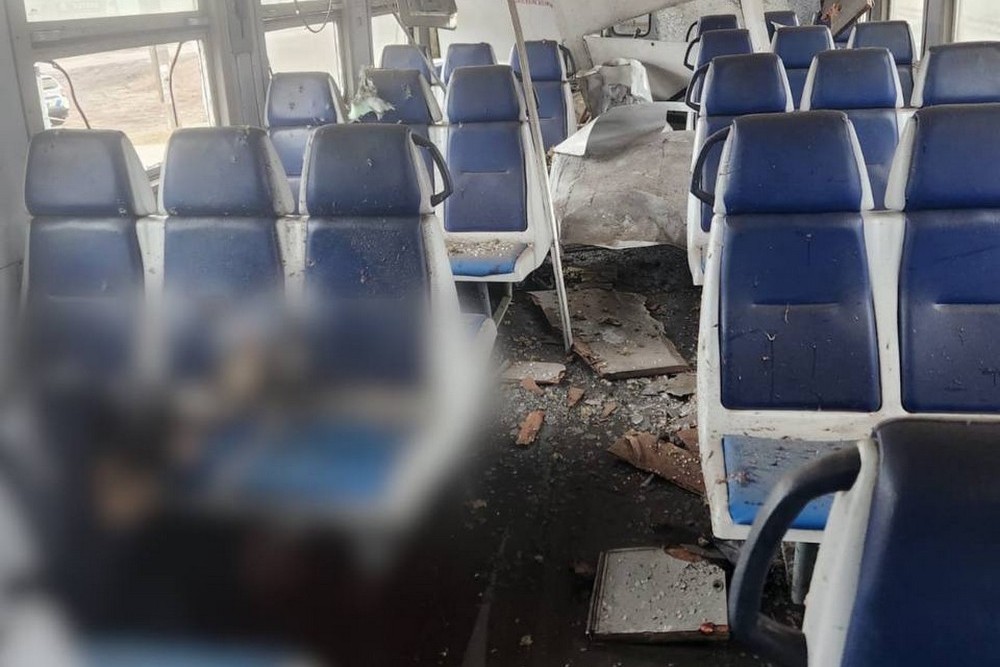 Загинув пасажир, є постраждалі: ворог прицільно атакував електричку на Харківщині (фото) 1 Загинув пасажир, є постраждалі: ворог прицільно атакував електричку на Харківщині (фото)