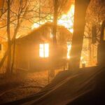 На Донеччині через російські обстріли є поранені та значні руйнування цивільної інфраструктури Вчора ворог обстріляв Слов’янськ — виникла пожежа покрівлі одноповерхової будівлі на території підприємства. Надзвичайники ліквідували загоряння на площі 100 кв. м. На щастя, ніхто не постраждав. Посеред ночі місто знову зазнало обстрілу, через що загорілися гаражні бокси, рятувальники ліквідували займання. Загалом внаслідок російських обстрілів у Слов’янську поранені 3 людей. Також пошкоджені 34 приватні будинки, 2 багатоповерхівки, 3 адмінбудівлі та 8 автівок. Також вночі російський агресор завдав удару по приватному сектору Дружківки — загорівся житловий будинок. Вогнеборці локалізували пожежу, однак через загрозу повторних ударів рятувальникам довелося призупинити ліквідацію.