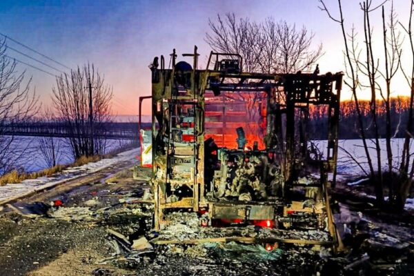 Удари по пасажирському потягу і рятувальникам, є поранені: нічна повітряна атака 8 березня – все, що відомо (фото)