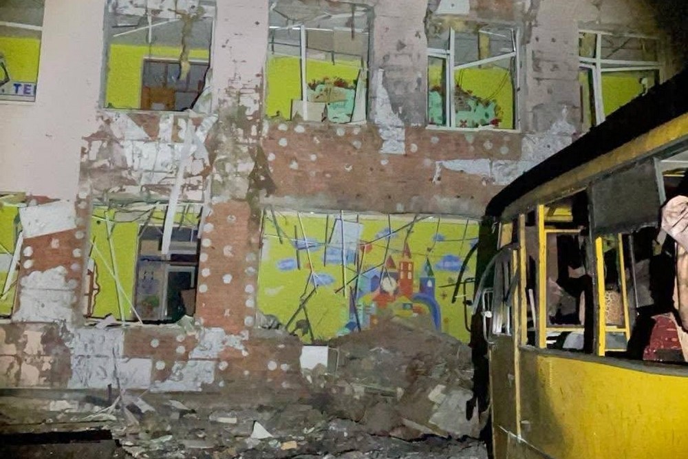 Зруйновано ліцей, удари по енергетиці і СБУ, є поранені і відключення світла: нічна повітряна атака 19 березня – все, що відомо (фото) 1 Зруйновано ліцей, удари по енергетиці і СБУ, є поранені і відключення світла: нічна повітряна атака 19 березня – все, що відомо (фото)
