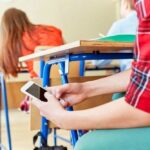 Заборонити гаджети в школах пропонують у ВР, але є нюанс