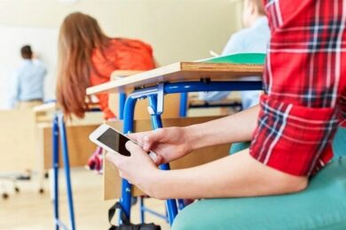 Заборонити гаджети в школах пропонують у ВР, але є нюанс