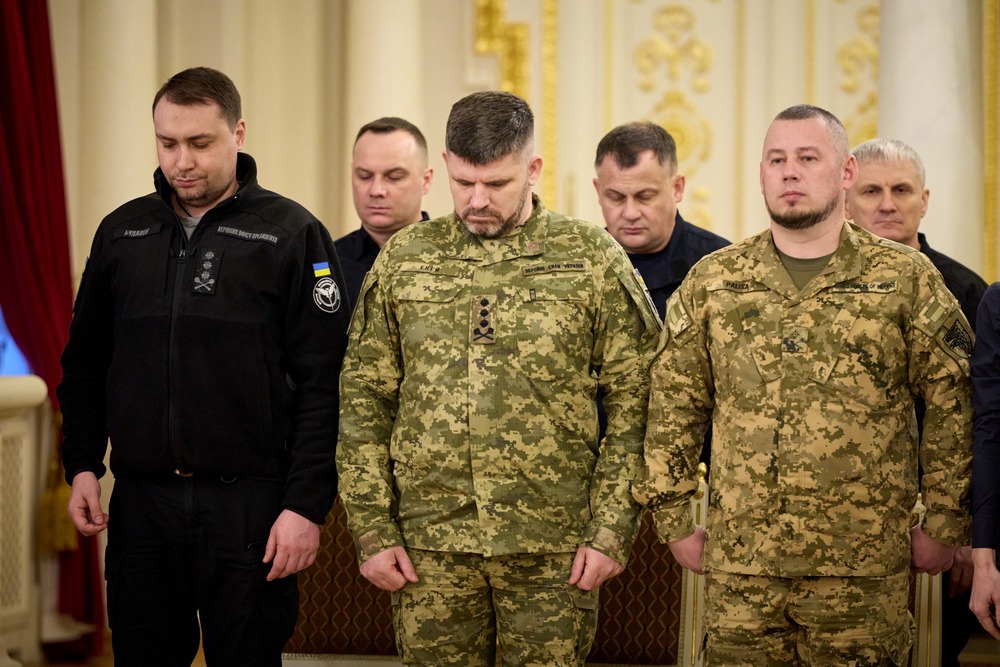 Зеленський відзначив нагородами добровольців і передав відзнаки родинам полегих захисників 