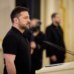 Зеленський відзначив нагородами добровольців і передав відзнаки родинам полегих захисників