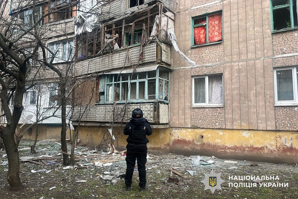 П’ятеро загиблих, багато поранених – ворожі дрони атакували авто, будинки, медзаклад, адмінбудівлю на Донеччині П’ятеро загиблих, багато поранених – ворожі дрони атакували авто, будинки, медзаклад, адмінбудівлю на Донеччині