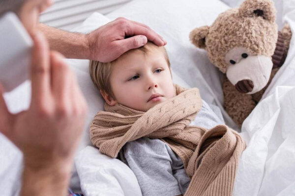 Допомога по догляду за хворою дитиною: хто може отримати, яка сума виплат