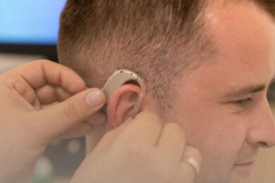 Безоплатні слухові апарати для ветеранів та ветеранок: як і хто може отримати