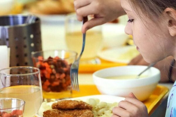 Безкоштовне харчування у школах отримуватимуть 3 млн учнів – Свириденко