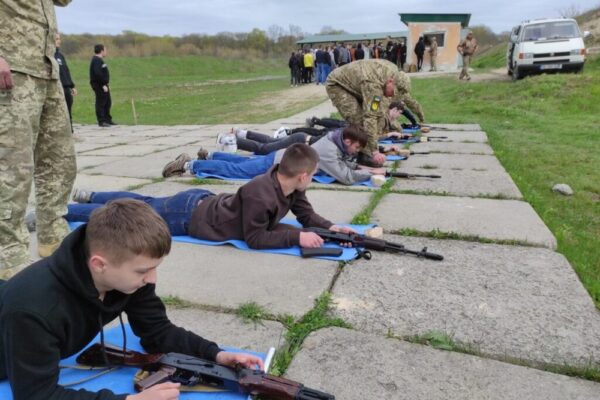 Студентів і учнів в Україні готуватимуть до нацспротиву незалежно від статі: деталі нового законопроєкту