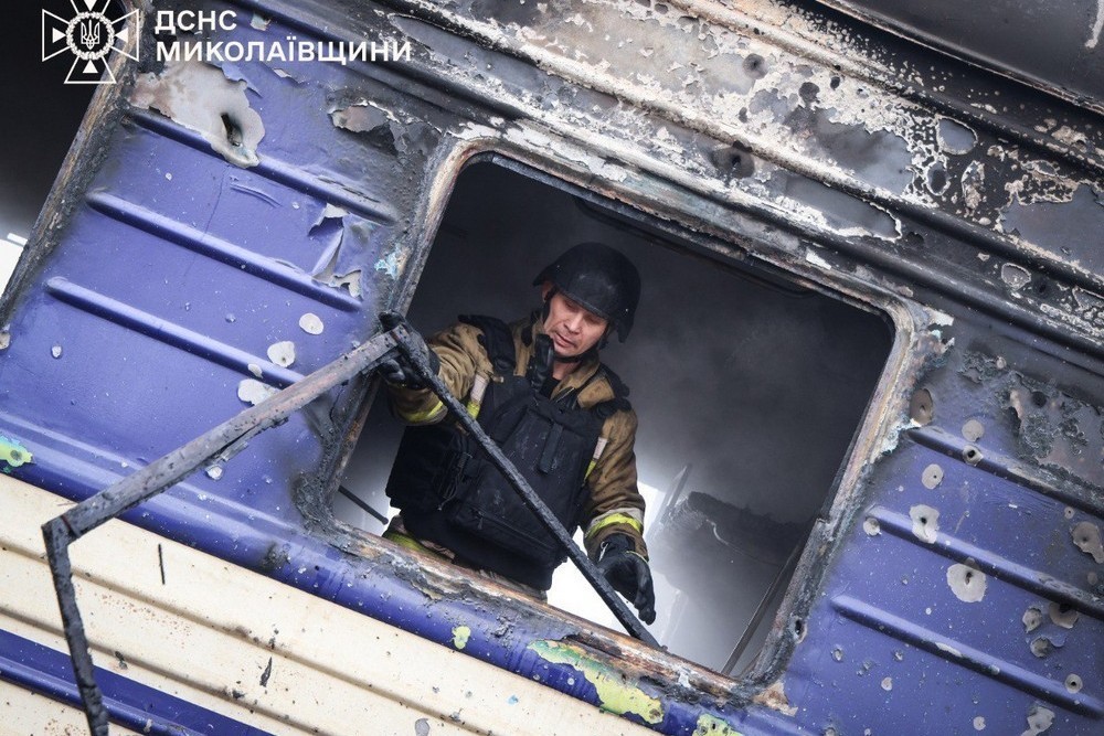 Нічна повітряна атака 4 березня: є загиблий і поранені, удари по залізниці і енергетиці, багато руйнувань, виникли пожежі – все, що відомо (фото, відео) 1 Нічна повітряна атака 4 березня: є загиблий і поранені, удари по залізниці і енергетиці, багато руйнувань, виникли пожежі – все, що відомо (фото, відео)