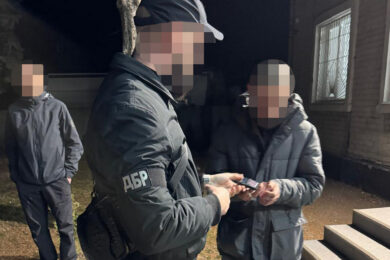 Зламали руку, вдарили електрошокером та розпилили балончик: працівники ТЦК на Волині «мобілізовули» 60-річного рибалку