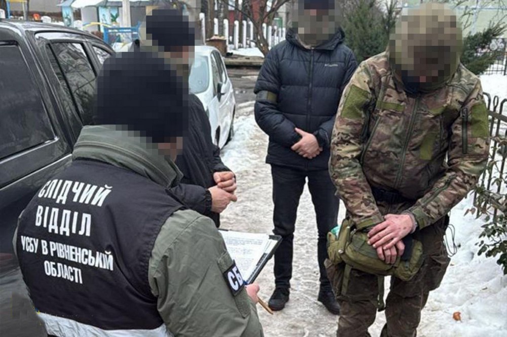 Чоловік у військовій формі готував теракт у Рівному – затримано агента рф «на гарячому» 1 Чоловік у військовій формі готував теракт у Рівному – затримано агента рф «на гарячому»