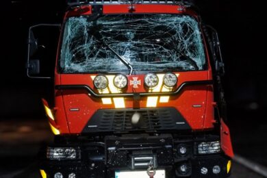 Удар по залізниці і рятувальниках, виникли пожежі, є загибла і постраждалі: нічна повітряна атака 22 березня – все, що відомо (фото)