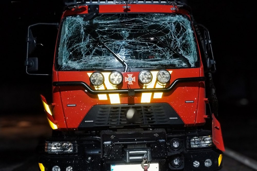 Удар по залізниці і рятувальниках, виникли пожежі, є загибла і постраждалі: нічна повітряна атака 22 березня – все, що відомо (фото) 1 Удар по залізниці і рятувальниках, виникли пожежі, є загибла і постраждалі: нічна повітряна атака 22 березня – все, що відомо (фото)