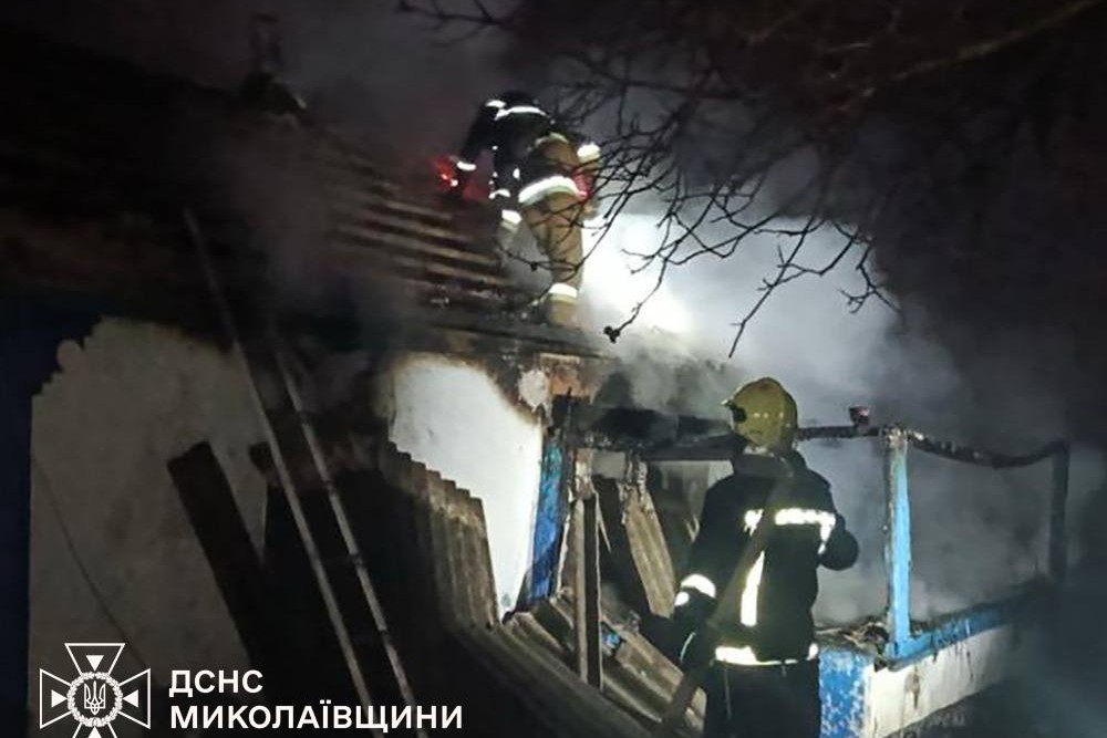 Шестеро підлітків постраждали під час пожежі на Миколаївщині: іскра потрапила на ємність із бензином (фото) Шестеро підлітків постраждали під час пожежі на Миколаївщині: іскра потрапила на ємність із бензином (фото)