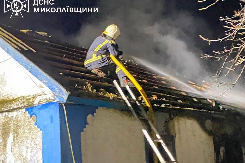 Шестеро підлітків постраждали під час пожежі на Миколаївщині: іскра потрапила на ємність із бензином (фото) Шестеро підлітків постраждали під час пожежі на Миколаївщині: іскра потрапила на ємність із бензином (фото)