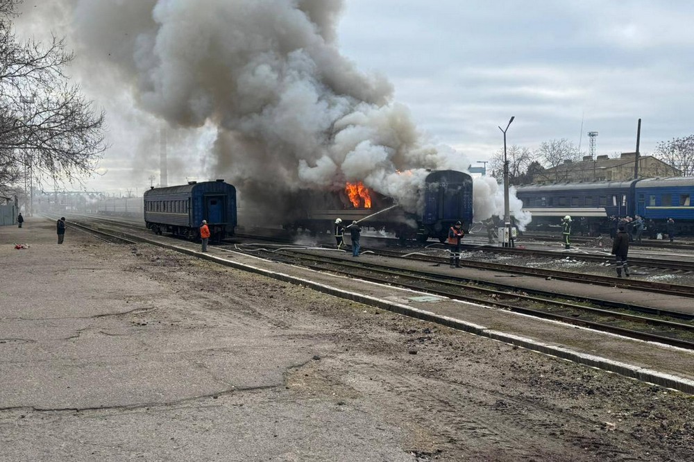 Вчора потяг «Дніпро-Ковель», сьогодні поїзд в Миколаєві: росіяни посилили атаки на залізничну інфраструктуру, серед основних цілей — рухомий склад 1 Вчора потяг «Дніпро-Ковель», сьогодні поїзд в Миколаєві: росіяни посилили атаки на залізничну інфраструктурі, серед основних цілей — рухомий склад
