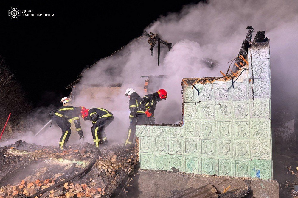 Троє маленьких дітей і їх мама згоріли у будинку: трагедія на Хмельниччині (фото)