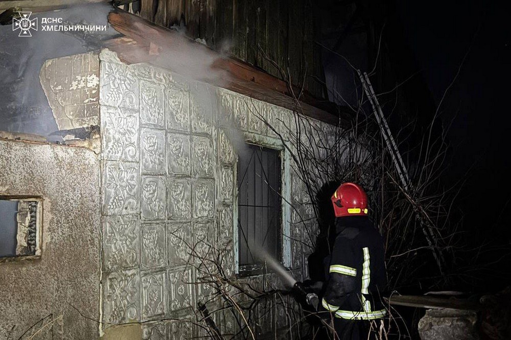 Троє маленьких дітей і їх мама згоріли у будинку: трагедія на Хмельниччині (фото)