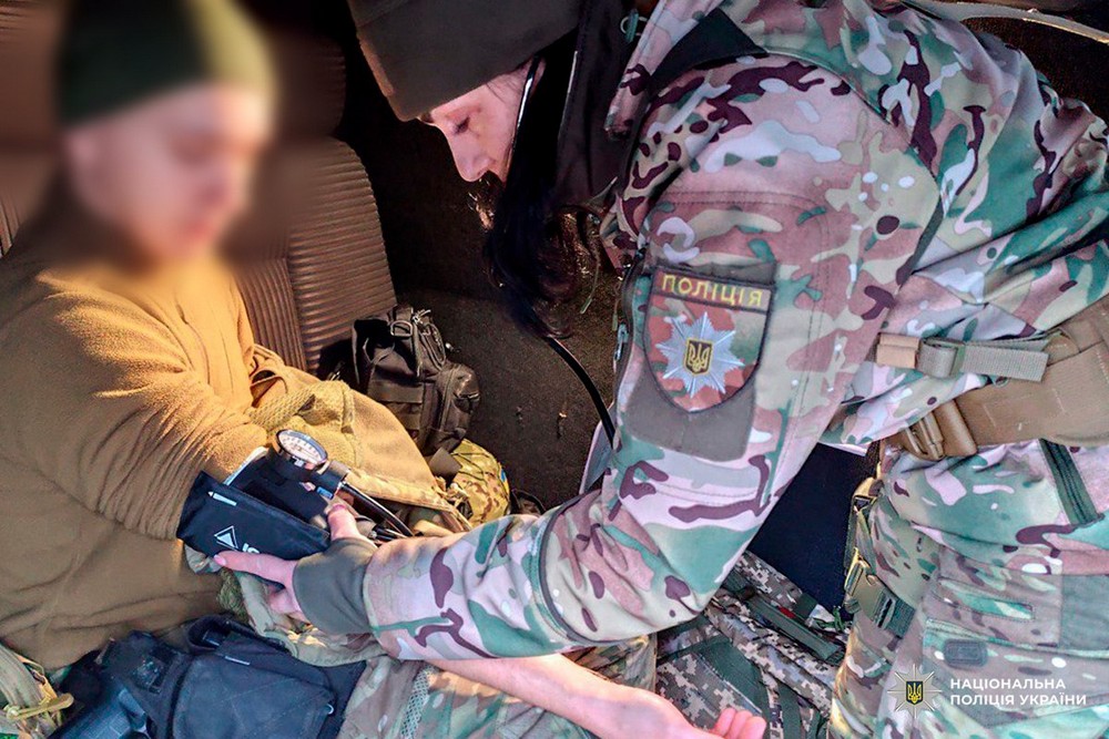 «В одній із квартир був сліпий дідусь, який не міг самостійно пересуватися. Він дуже змерз»…  Історія поліцейської медикині з Харківщини