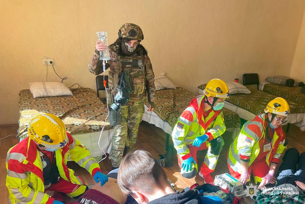 «В одній із квартир був сліпий дідусь, який не міг самостійно пересуватися. Він дуже змерз»…  Історія поліцейської медикині з Харківщини