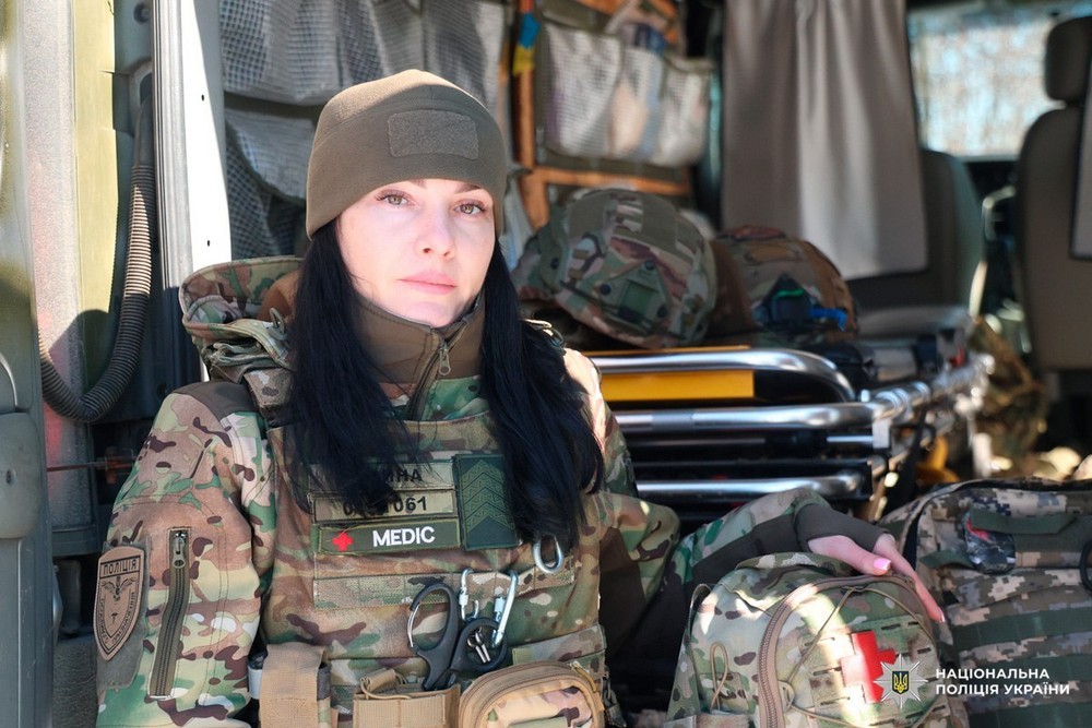«В одній із квартир був сліпий дідусь, який не міг самостійно пересуватися. Він дуже змерз»… Історія поліцейської медикині з Харківщини 1 «В одній із квартир був сліпий дідусь, який не міг самостійно пересуватися. Він дуже змерз»… Історія поліцейської медикині з Харківщини