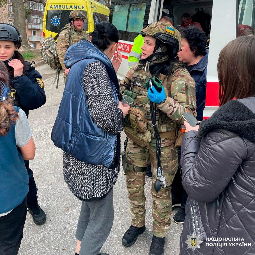 «В одній із квартир був сліпий дідусь, який не міг самостійно пересуватися. Він дуже змерз»…  Історія поліцейської медикині з Харківщини