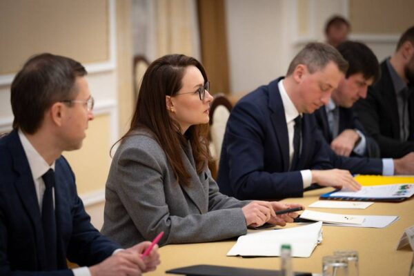 Пальне на АЗС в Україні і ремонт доріг – в Уряді озвучили рішення