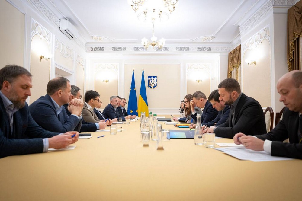 Пальне на АЗС в Україні і ремонт доріг – в Уряді озвучили рішення Пальне на АЗС в Україні і ремонт доріг – в Уряді озвучили рішення