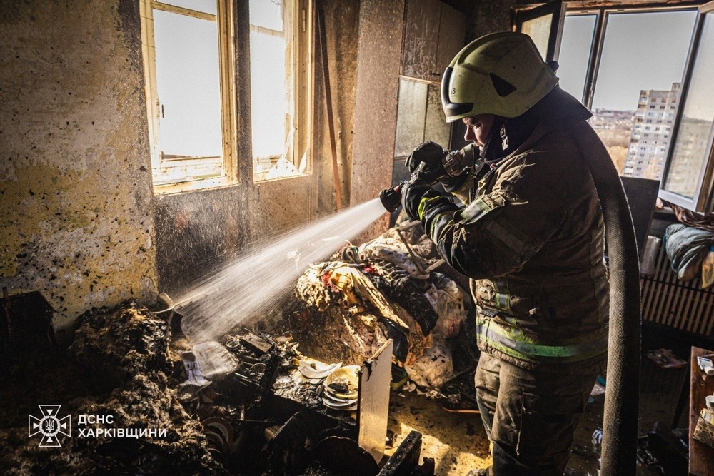 Вистрибнула з 13 поверху, рятуючись від пожежі, і загинула: трагедія у Харкові (фото) Вистрибнула з 13 поверху, рятуючись від пожежі, і загинула: трагедія у Харкові (фото)