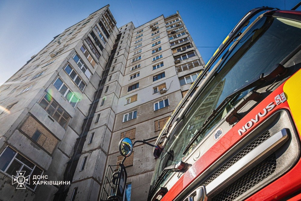 Вистрибнула з 13 поверху, рятуючись від пожежі, і загинула: трагедія у Харкові (фото) 1 Вистрибнула з 13 поверху, рятуючись від пожежі, і загинула: трагедія у Харкові (фото)