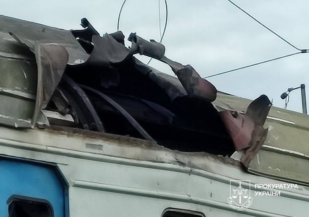 Загинув пасажир, є постраждалі: ворог прицільно атакував електричку на Харківщині (фото)