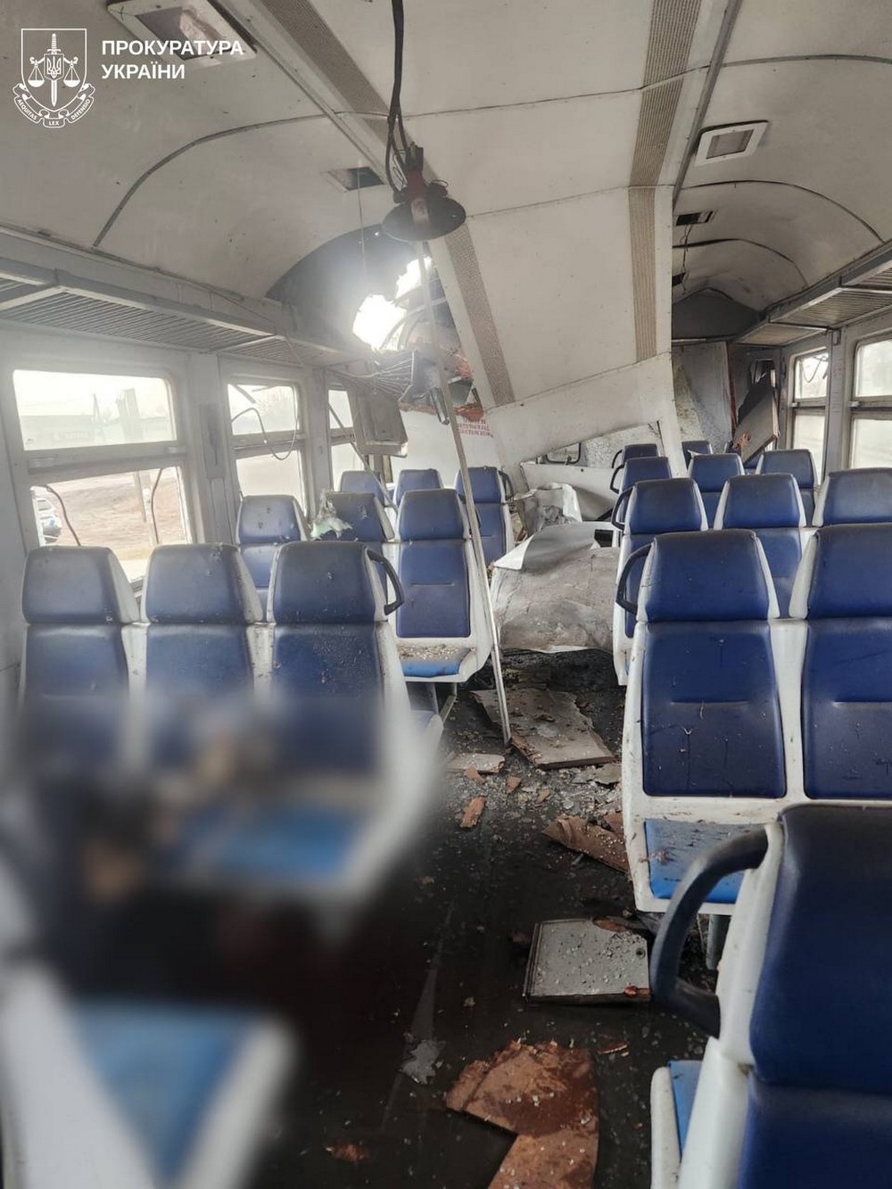 Загинув пасажир, є постраждалі: ворог прицільно атакував електричку на Харківщині (фото)