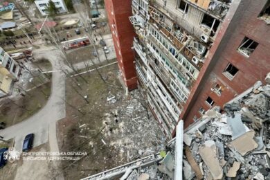 Уламок влетів в кабінет мера Дніпра: у місті 13 поранених і ще 7 в області, серед них четверо дітей (фото)
