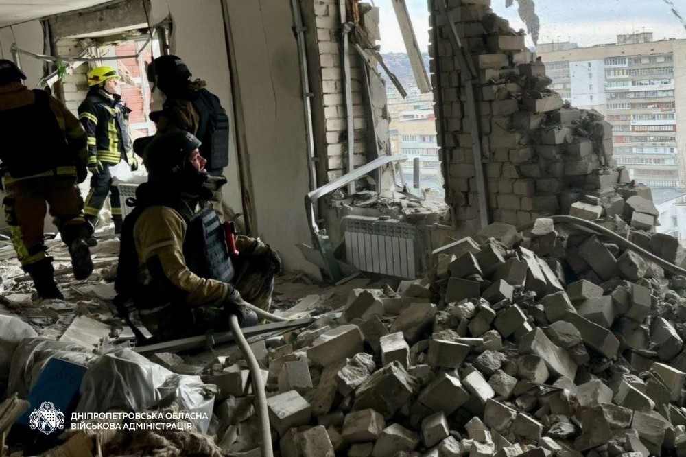 Уламок влетів в кабінет мера Дніпра: у місті 13 поранених і ще 7 в області, серед них четверо дітей