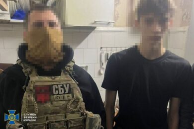 Довічне загрожує 17-річному мешканцю Дніпра: корегував обстріли за вказівкою батька