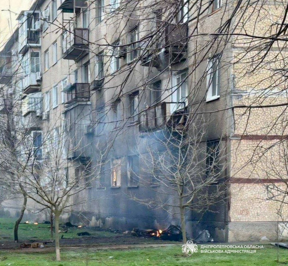 Сумщина  Ввечері 30 березня ворог завдав удару КАБами по Сумщині — травмовано 12 людей  Ворог вдарив керованими авіабомбами по цивільній інфраструктурі та житловому сектору в Глухівській громаді.  Рятувальники з перших хвилин працювали на місці події — всі пожежі ліквідовано.  Попередньо, травмовано 12 людей, серед них одна дитина.  Сьогодні вранці росіяни атакували ударними дронами Стецьківський старостат Сумської громади.  Один безпілотник поцілив по будинку, ще один — по місцевому магазину. Через це вибиті вікна та пошкоджені будівлі.  За попередньою інформацією, люди не постраждали.  Крім того, вранці 31 березня російська «Молнія» атакувала Ковпаківський район Сум. Дрон влучив у нежитлове приміщення.  Унаслідок прильоту у багатоквартирному будинку, розташованому поруч, вибиті близько 25 вікон.  Люди не постраждали.  Донеччина  Ворог завдав удару по залізничній інфраструктурі Слов’янська.  Пошкоджено інфраструктуру, локомотивне депо, частково вибито вікна вокзалу. Залізничники оперативно пройшли в укриття, однак, на жаль, є інформація про чотирьох поранених працівників локомотивного депо.  Одна працівниця перебуває у тяжкому стані. Усіх постраждалих госпіталізовано, їм надається необхідна медична допомога.  Дніпропетровщина  На Дніпропетровщині знищені 15 ворожих БпЛА.  Двоє людей дістали поранень. Ворог атакував три райони області.  У Криворізькому районі – Зеленодольську, Карпівську та Апостолівську громади. Зайнялася п'ятиповерхівка. Ще три багатоквартирні будинки пошкоджені. Понівечена й інфраструктура. Постраждали чоловіки 23 і 55 років.  На Нікопольщині під ударом були сам Нікополь, Червоногригорівська, Марганецька і Покровська громади. Пошкоджені підприємства, багатоквартирні та приватні будинки, магазини. Знищена господарська споруда.  У Синельниківському районі росіяни поцілили по Дубовиківській та Українській громадах. Понівечений приватний будинок.