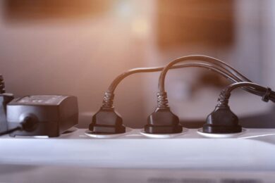 Залізла через пожежний люк до чужої квартири, аби красти електрику: у Смілі судили жінку