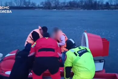 Дитина вибігла на лід, і крига відірвалася: у Києві врятували маму з дівчинкою (відео)
