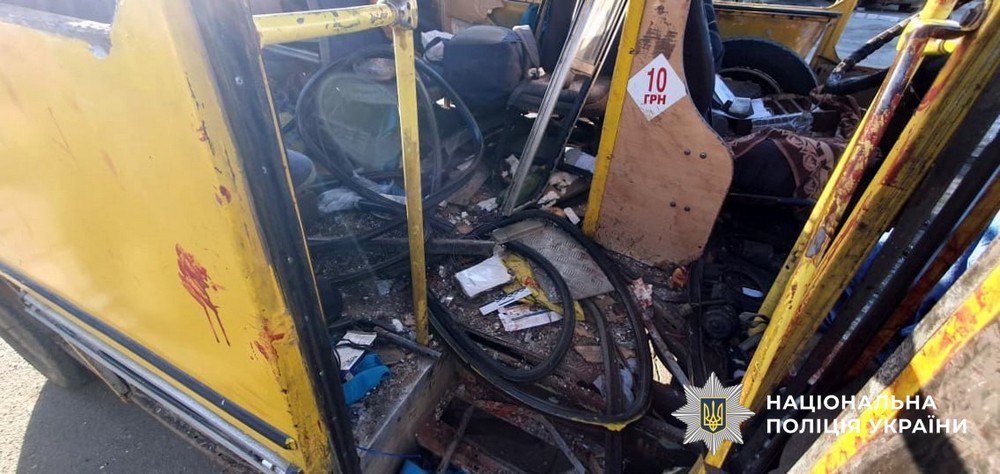 21 людину поранено і є загиблі на Херсонщині внаслідок ворожих атак. Зокрема, окупанти вдарили по маршрутці з пасажирами.