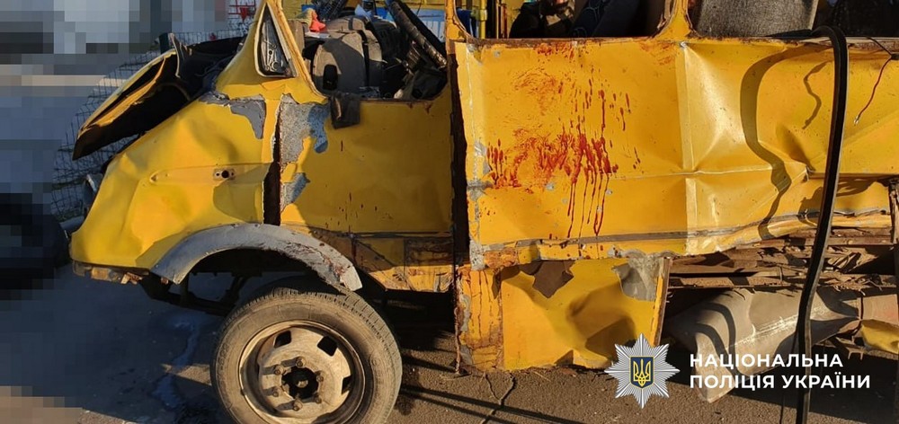 21 людину поранено і є загиблі на Херсонщині внаслідок ворожих атак. Зокрема, окупанти вдарили по маршрутці з пасажирами.