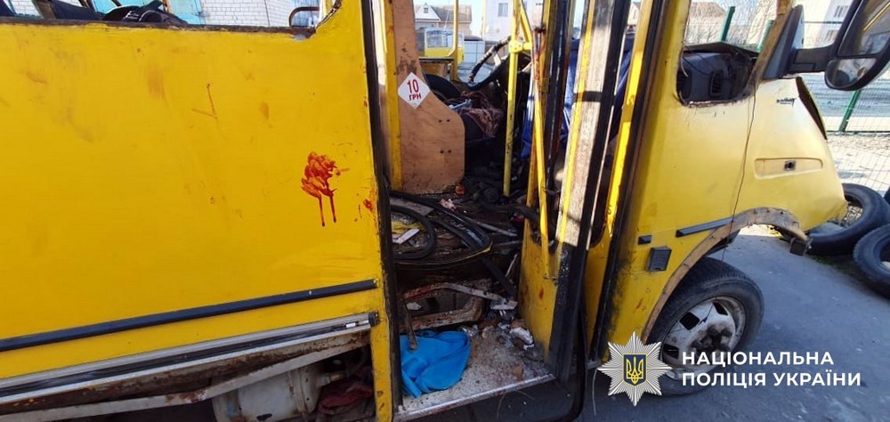 21 людину поранено і є загиблі на Херсонщині внаслідок ворожих атак. Зокрема, окупанти вдарили по маршрутці з пасажирами.