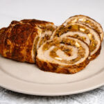 Рецепт дня: «М’ясний рулет з курагою, фетою та фісташками»