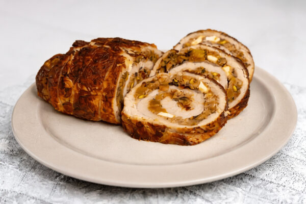 Рецепт дня: «М’ясний рулет з курагою, фетою та фісташками»